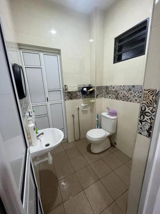 Hadeerna Homestay - Double Storey Terrace Chemor Esterno foto